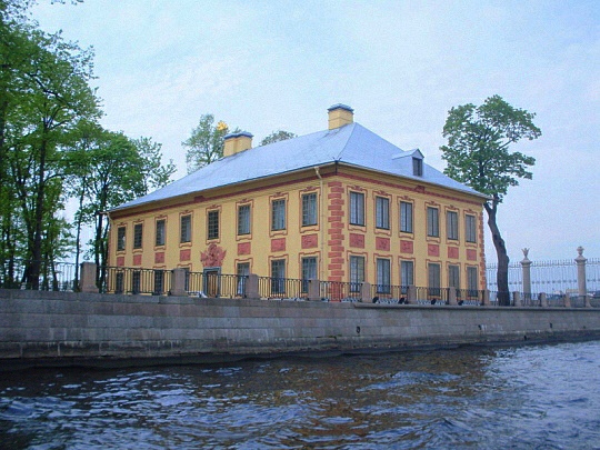 Домик Петра I — первая постройка в Санкт-Петербурге, летнее жилище царя Петра I
