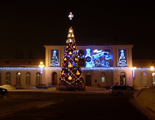 Новогодняя елка около Вокзала в Пушкине